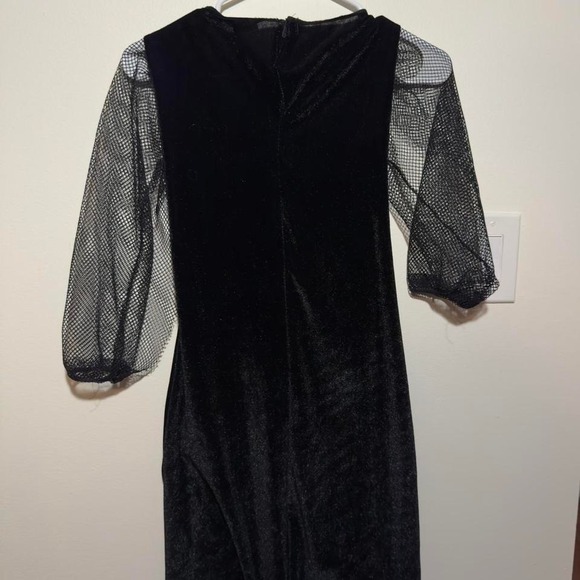 Black gothic velvet textured dress size 4-6 with red lining and fishnet sleeves - Picture 5 of 5